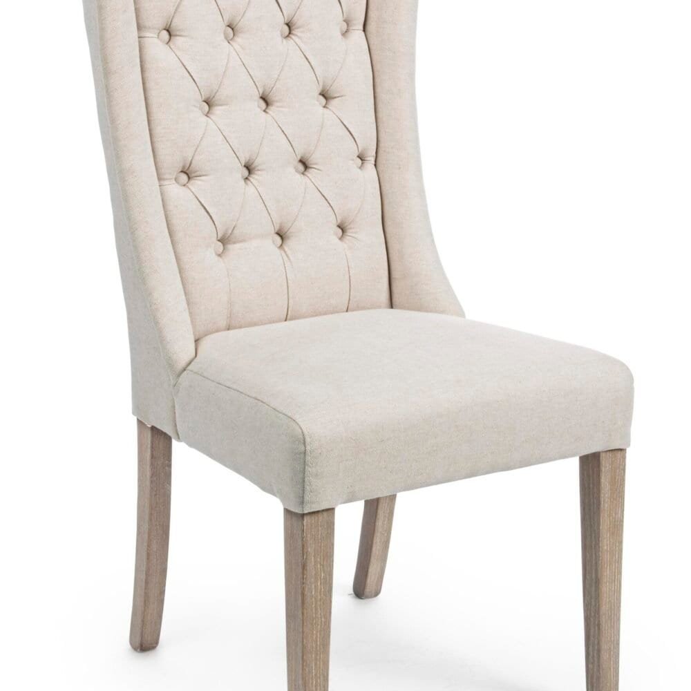 Sedia tessuto beige imbottita, stile classico con dettaglio capitonné e gambe in legno naturale.