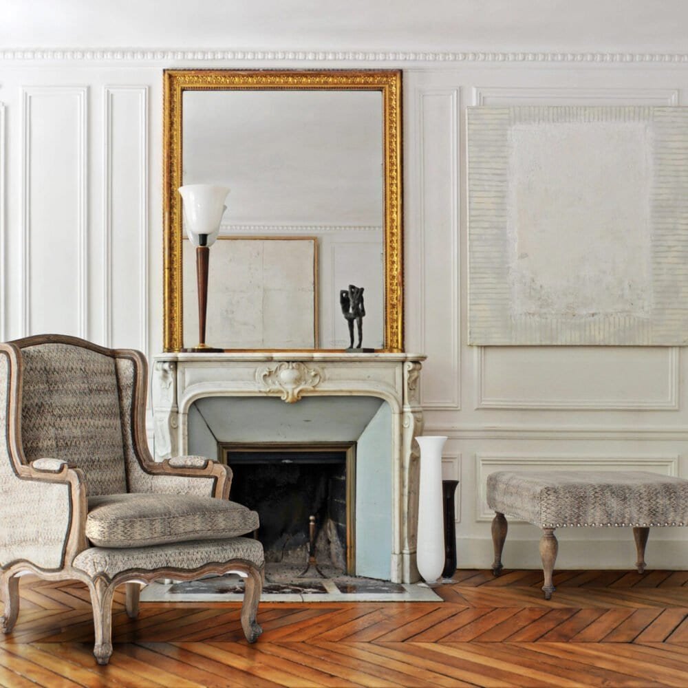 Antico soggiorno con divano e camino, dettagli di arredamento classico e raffinato.