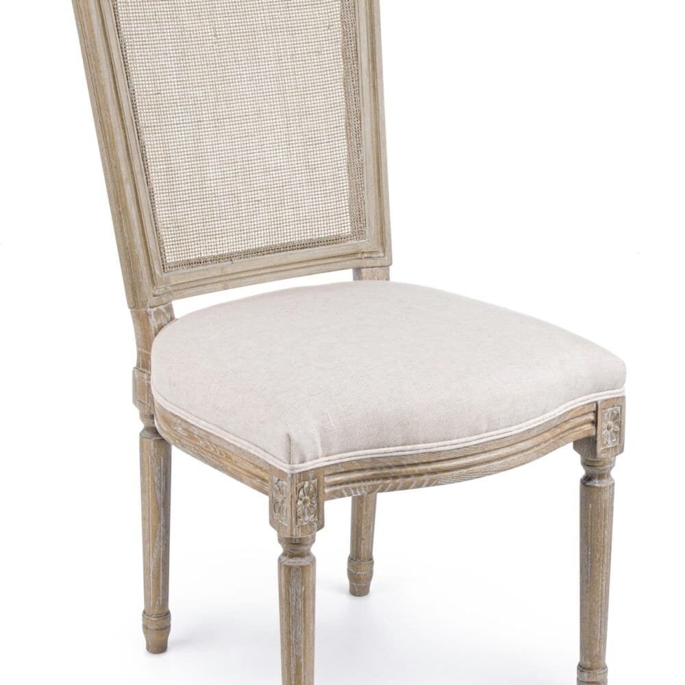 Sedia elegante in legno con seduta imbottita beige e schienale in paglia, perfetta per arredi classici e raffinati.