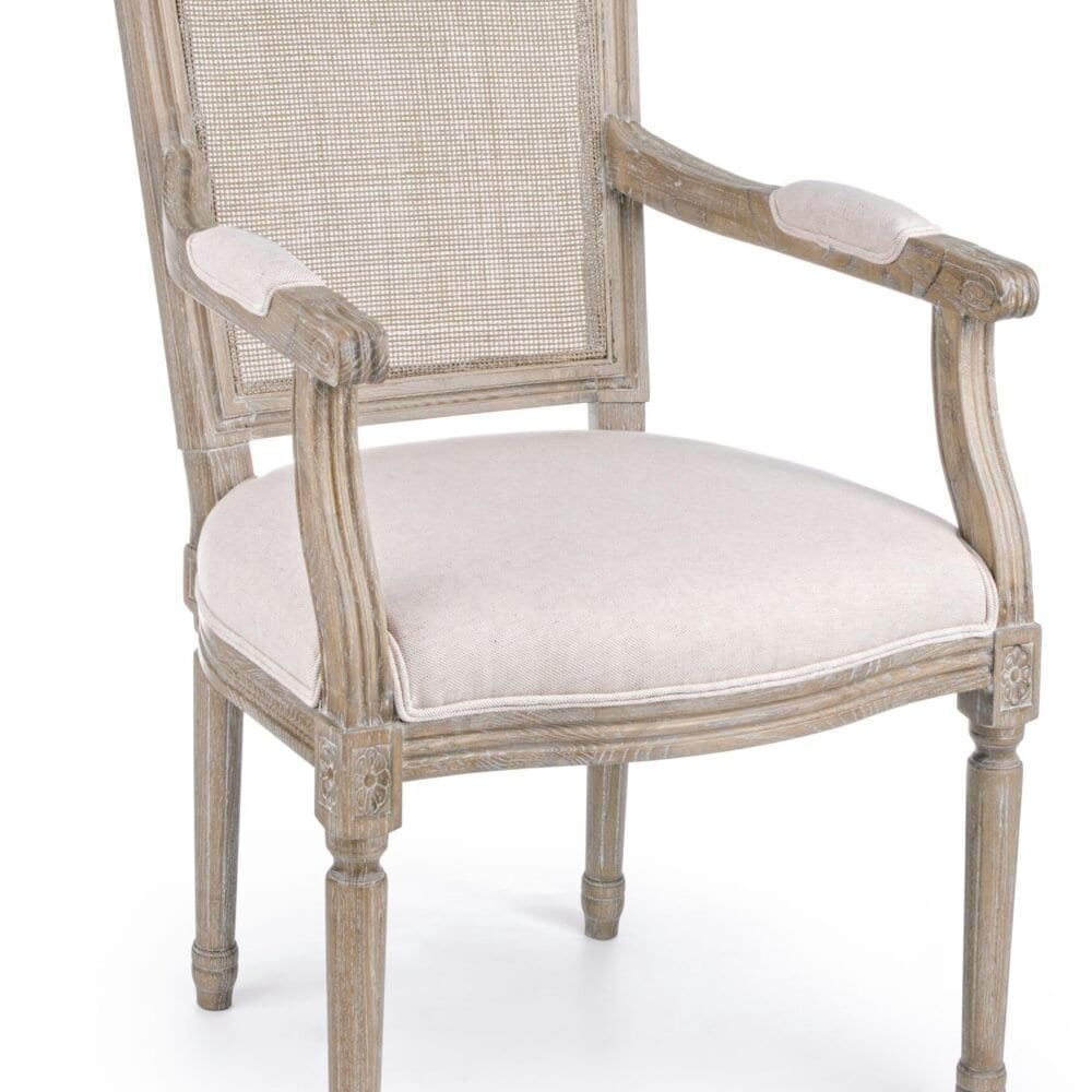 Sedia in legno decapato e seduta imbottita beige, stile vintage provenzale elegante.