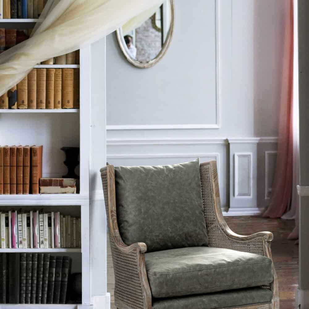Poltrona classica in stile rinascimentale con tessuto verde scuro, perfetta per ambienti eleganti e accoglienti.