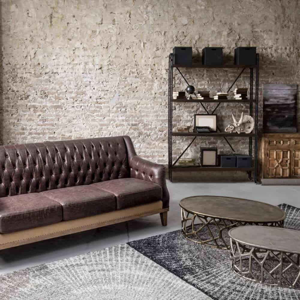 Oggetto di arredo in stile industriale con libreria e mobili decorativi.