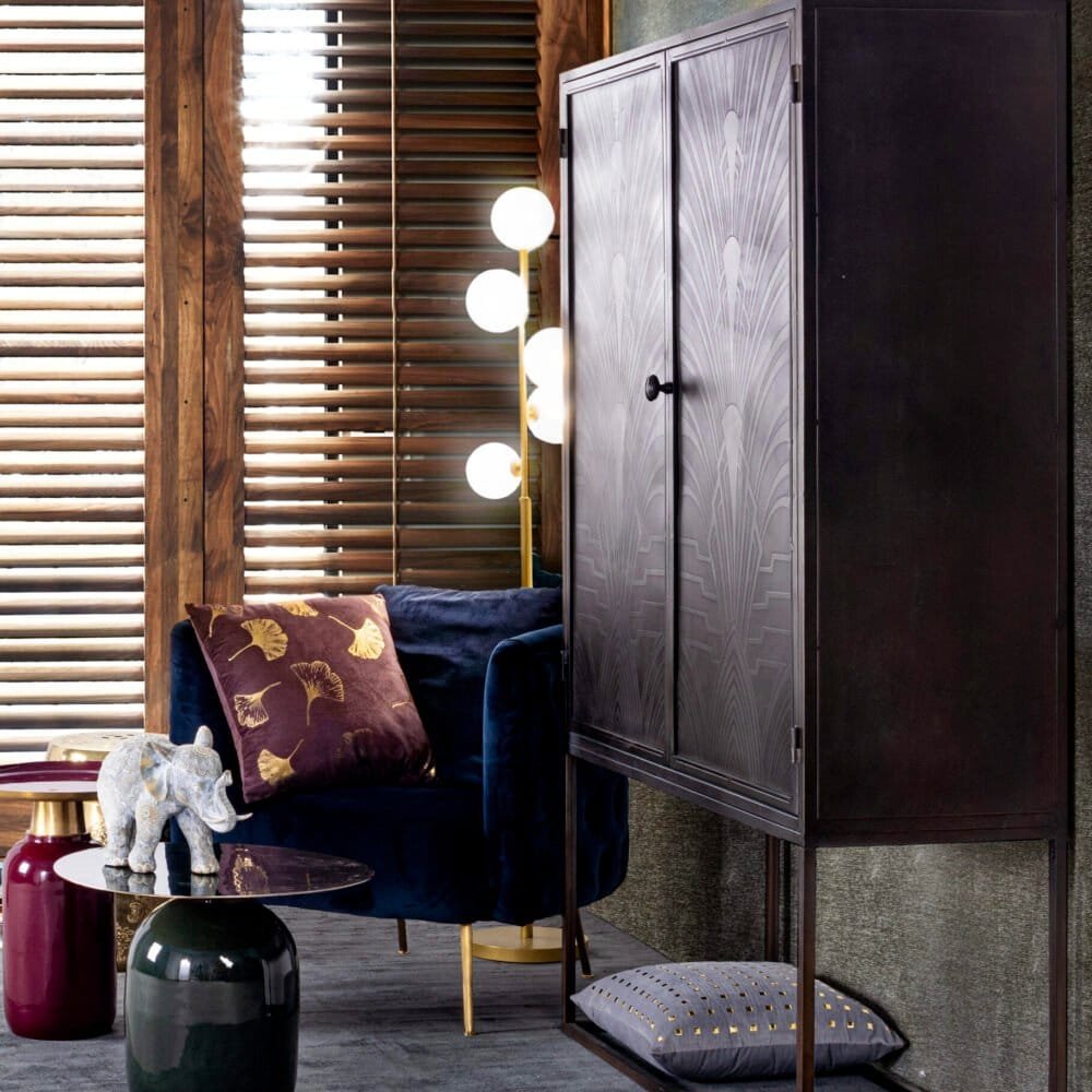 Armadio moderno in legno chiaro con dettagli eleganti.