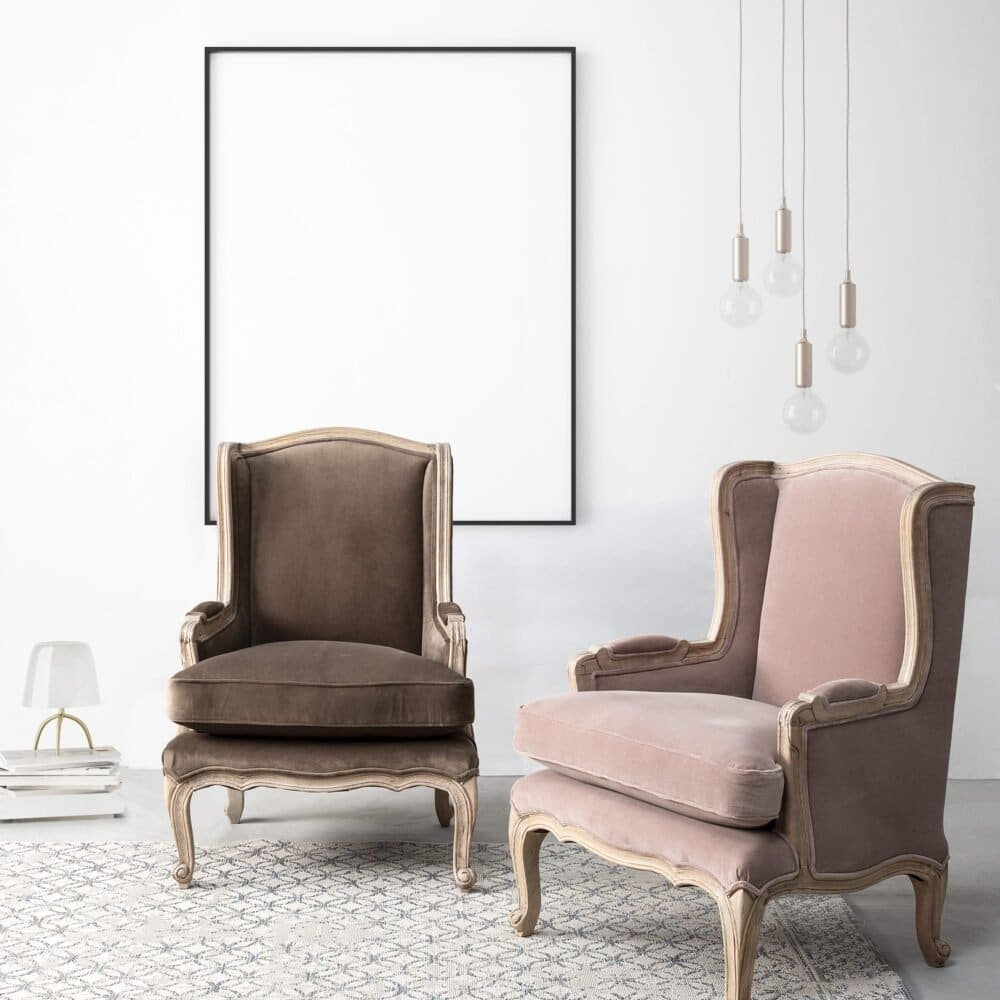 Sedie vintage eleganti in tessuto con cornici in legno lavorato, ideali per arredamento sofisticato.