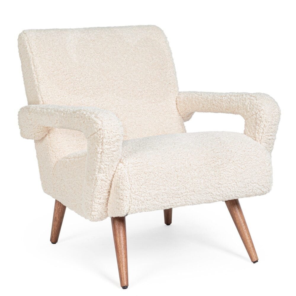 Poltrona in tessuto morbido, ideale per interni eleganti e accoglienti.