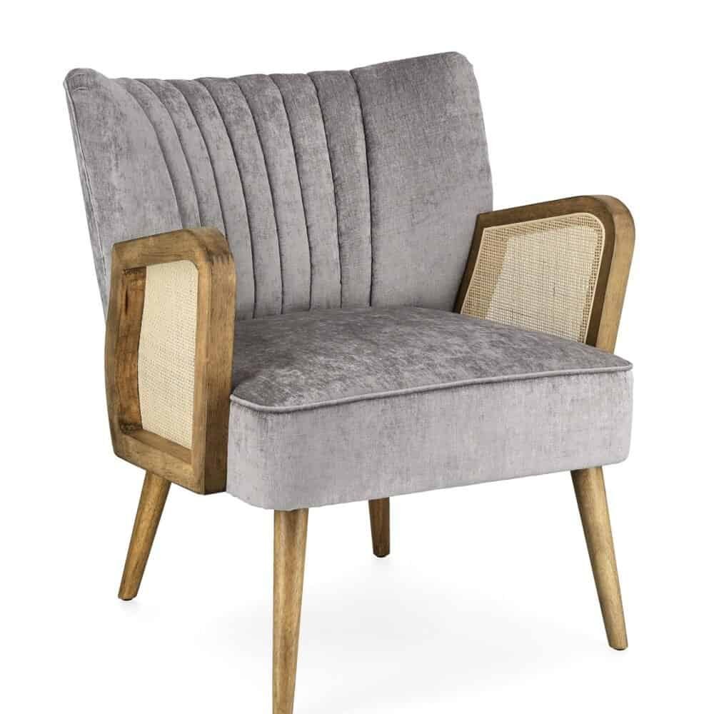 Poltrona con struttura in legno e rivestimento in velluto grigio chiaro. Design elegante e retrò, perfetta per ambienti living raffinati.
