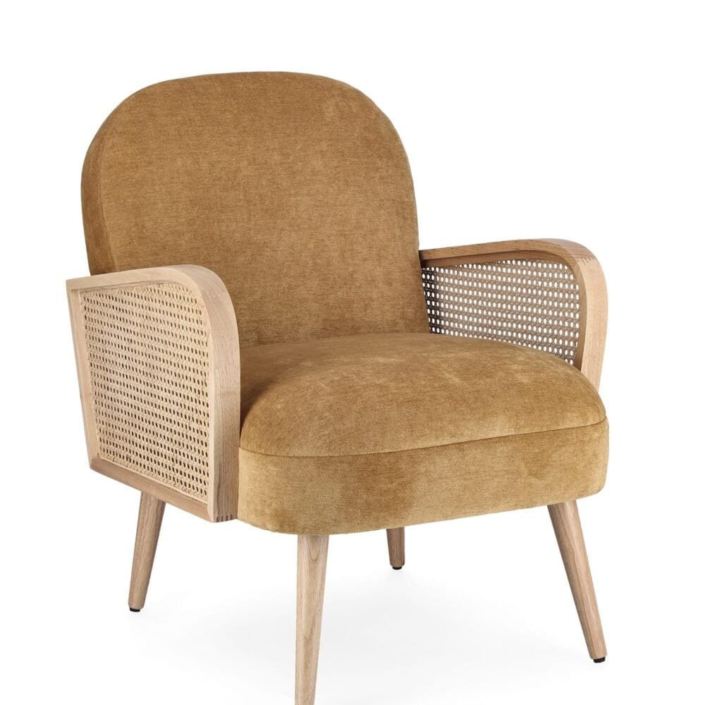 Poltrona vintage con schienale imbottito, braccioli in legno e dettaglio a canna, ideale per soggiorno o camera da letto, comfort ed eleganza.