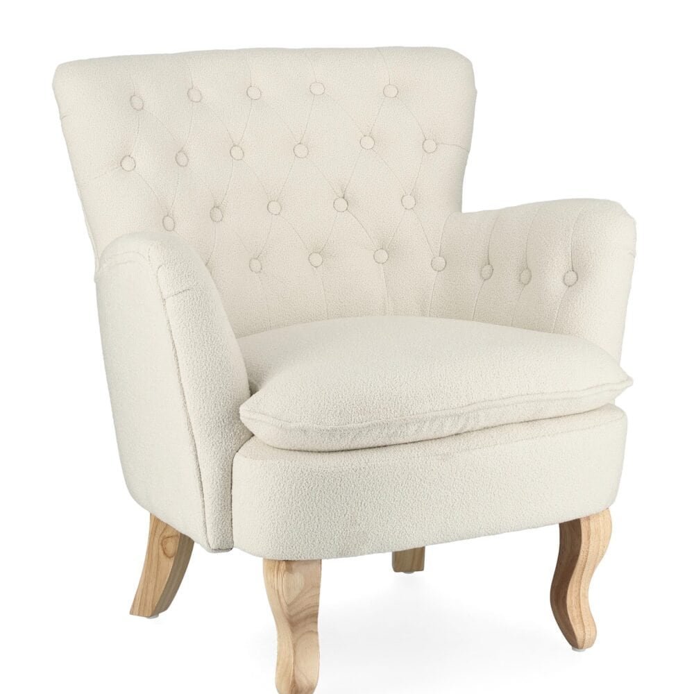 Poltrona in tessuto rigido con dettagli cuciti e struttura in legno naturale.