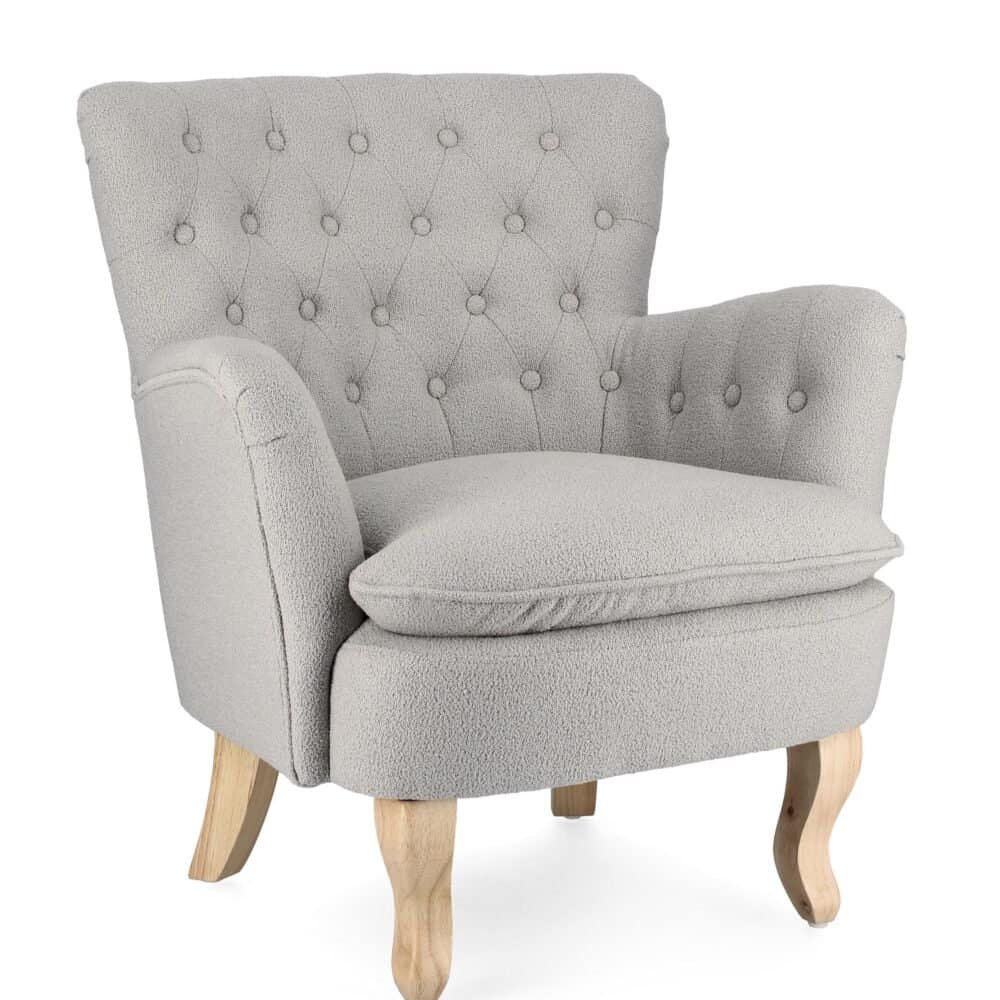Poltrona in tessuto beige, design elegante e confortevole, gambe in legno, stile classico e chic.
