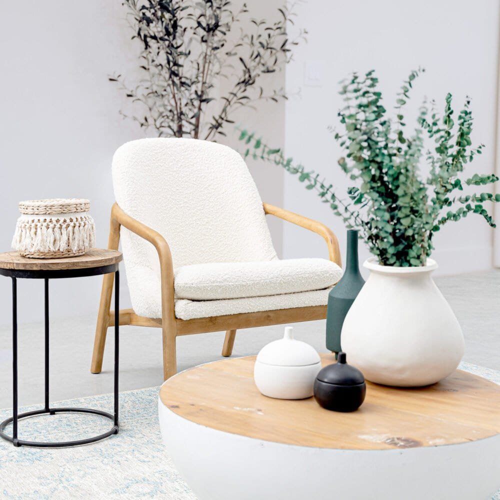 Decorazioni di stile minimalista con vasi di design e piante eleganti.