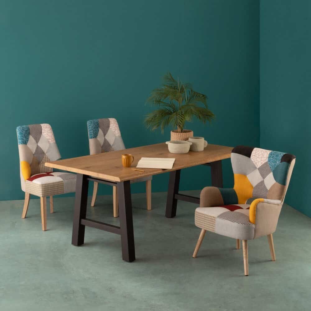 Sedia patchwork colorata per decorazioni d'interni, stile moderno e accogliente.