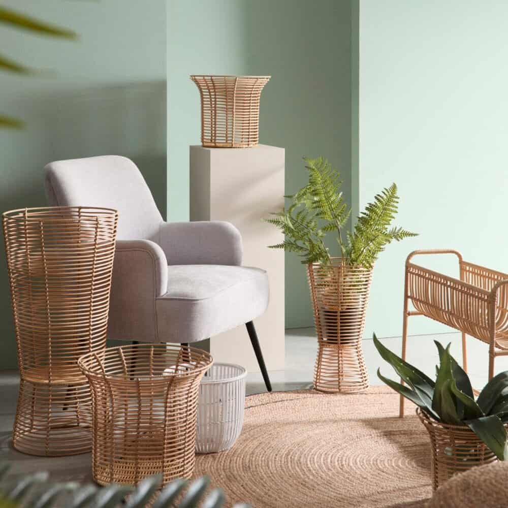Sedia in rattan e arredamento scandinavo, decorazioni di design per ambienti moderni.