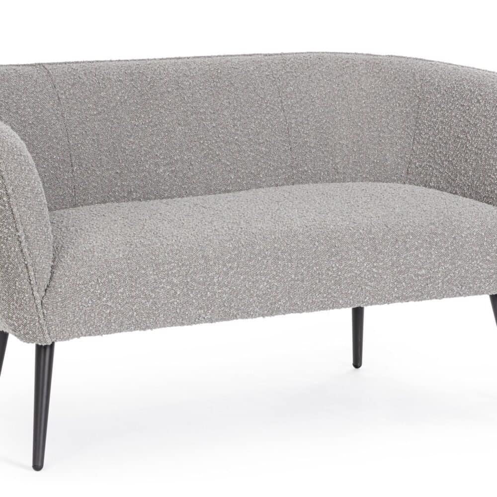 Divano in tessuto grigio con gambe nere, stile contemporaneo e confortevole.