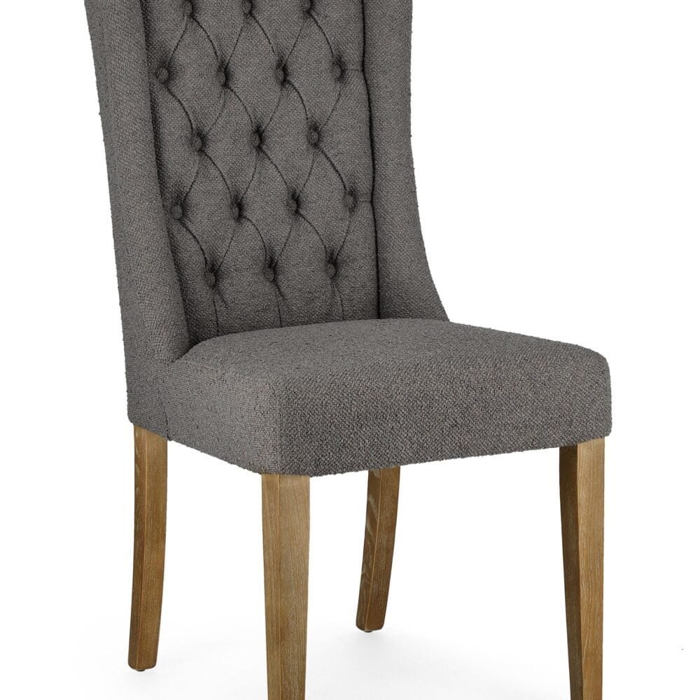 Sedia elegante con schienale capitonné e struttura in legno, perfetta per ambienti eleganti e moderni.