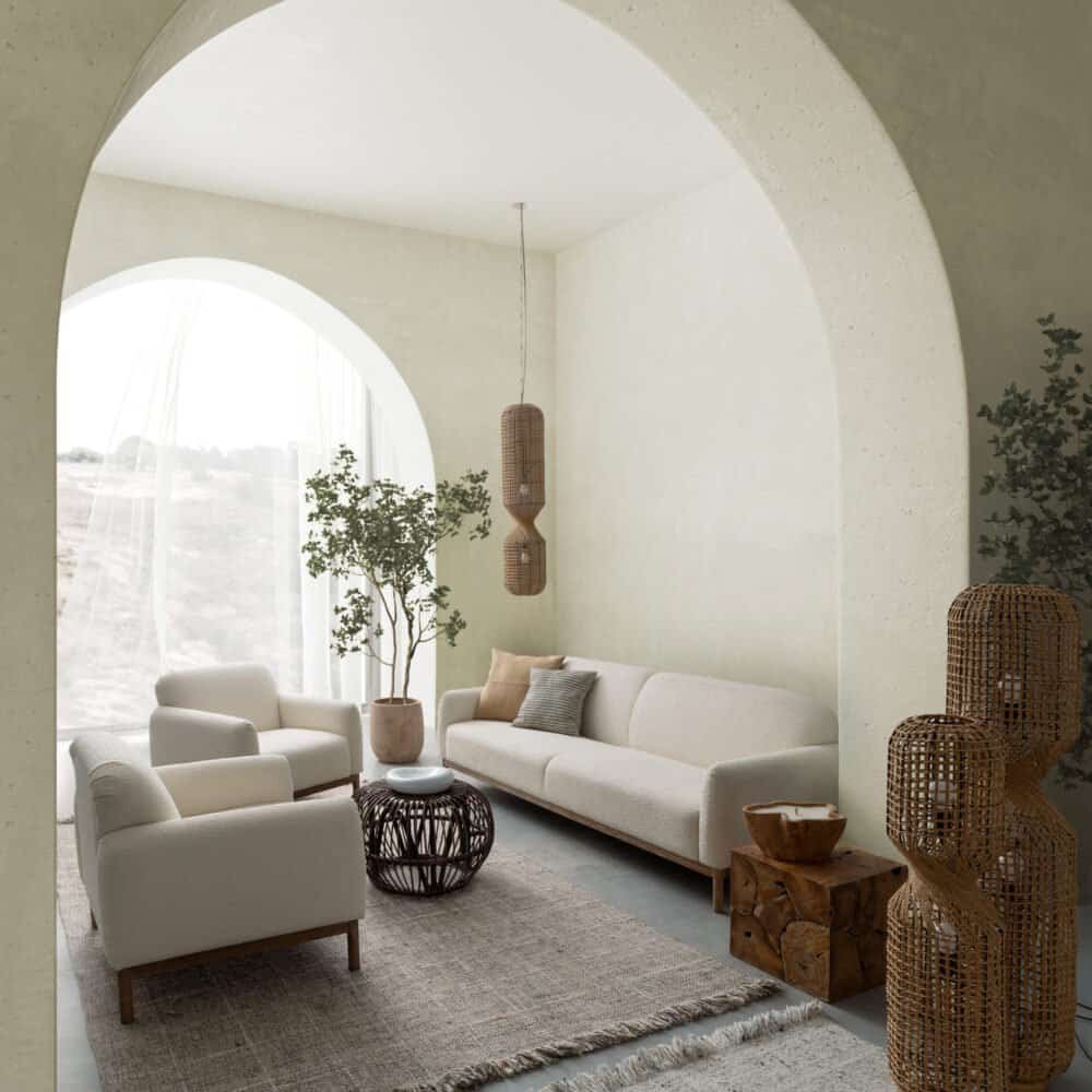 Soggiorno con arredi beige, elementi di design in stile naturale e dettagli di stoffa morbida.