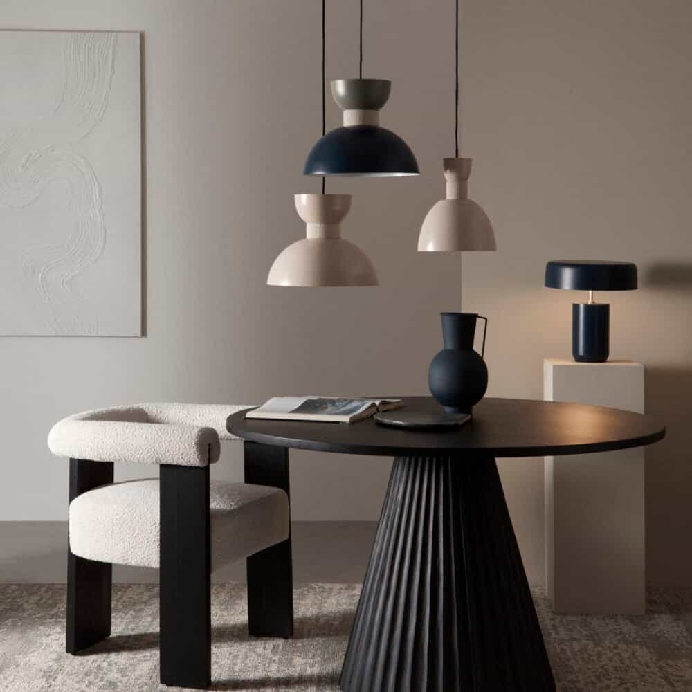 Luci di design moderne e colorate per interni di tendenza.