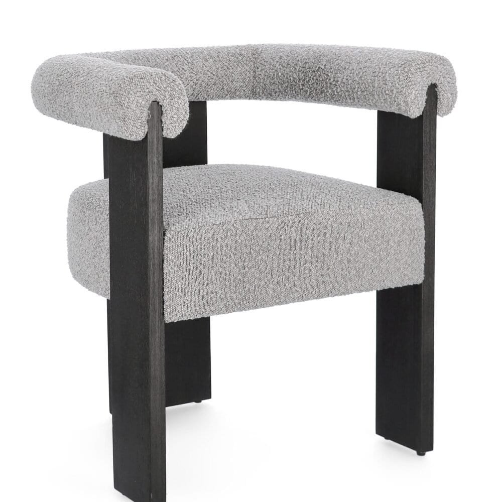 Sedia moderna con braccioli, rivestimento morbido e design minimalista in legno.