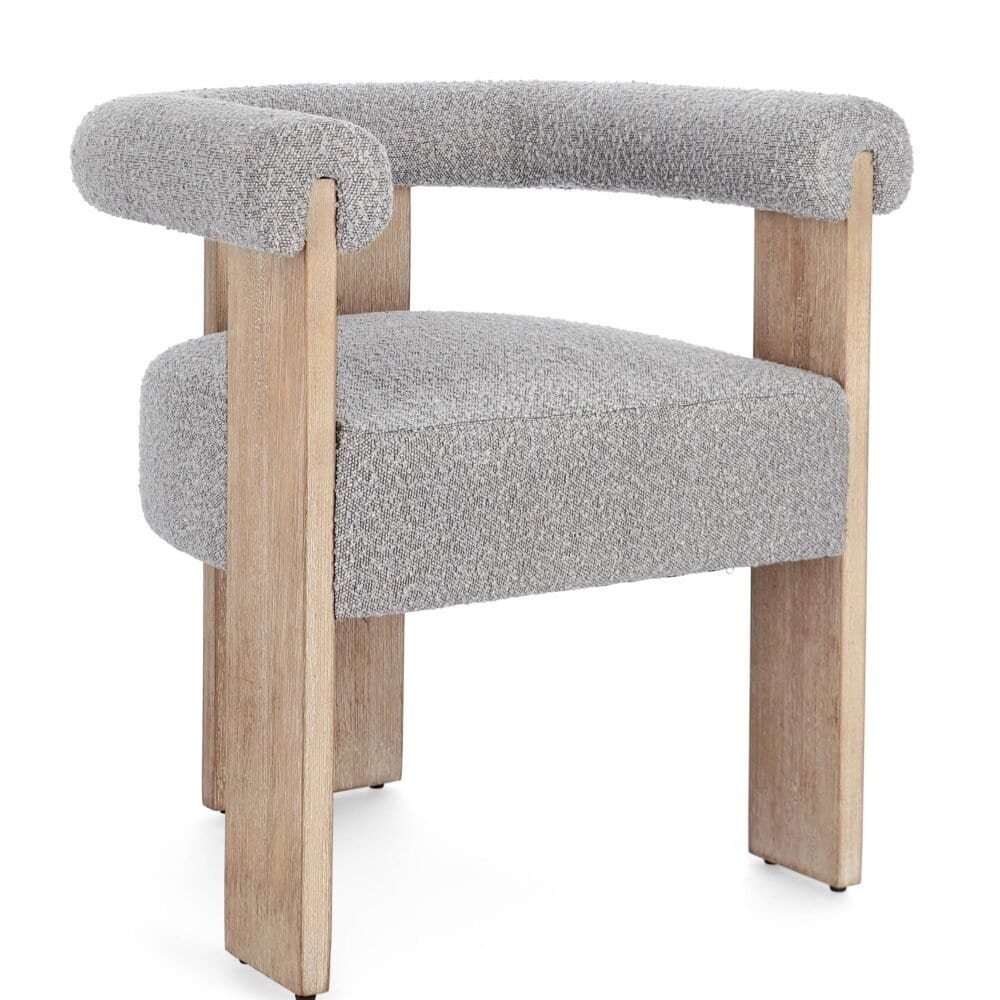 Sedia elegante e confortevole con struttura in legno e rivestimento in tessuto beige.