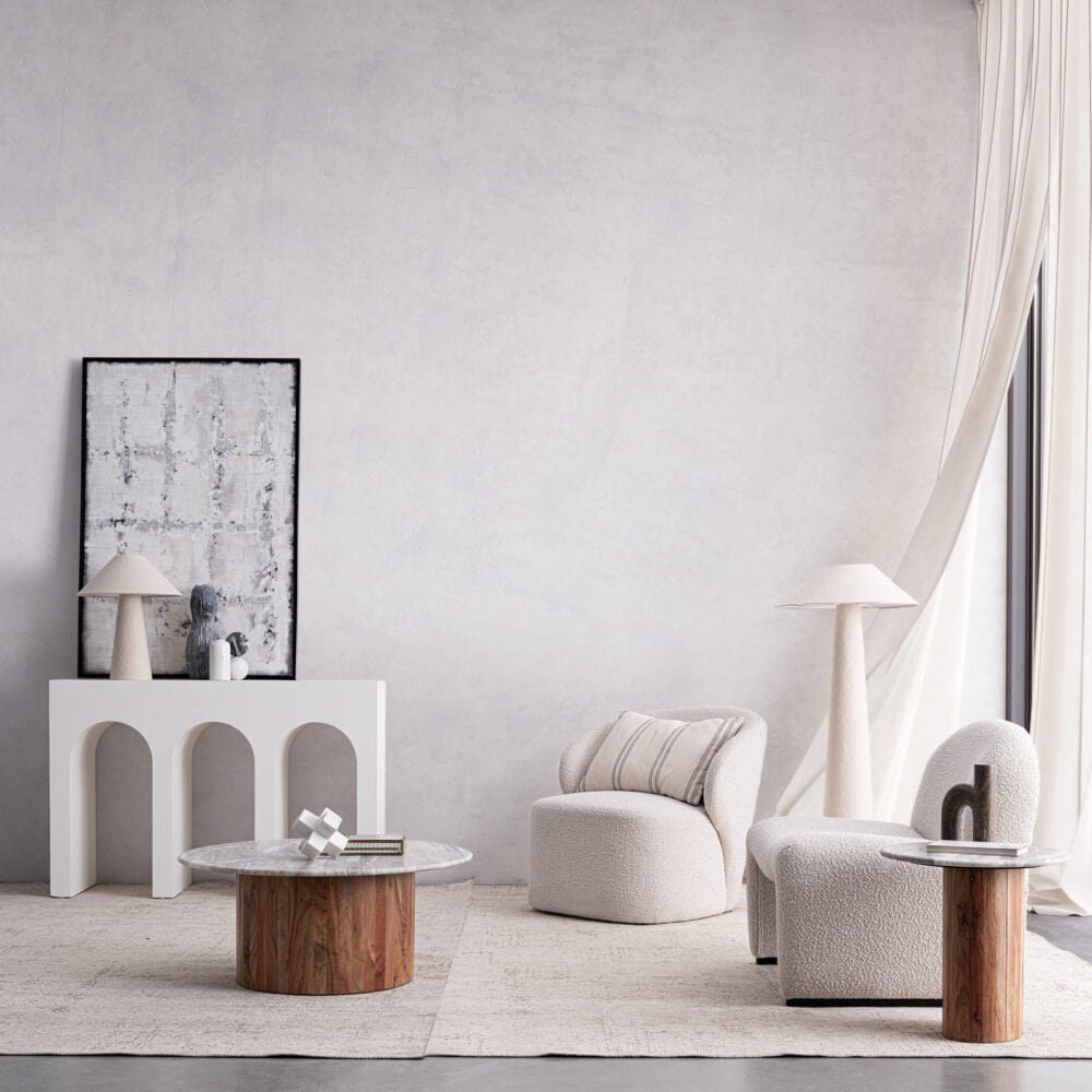 Lampade e arredi moderni in stile scandinavo beige e bianco.