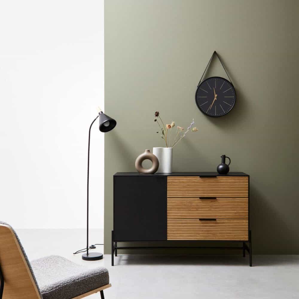 Elegante mobile soggiorno moderne con finitura in legno e nero, decorato con vasi e lampada, stile minimalista e di design.