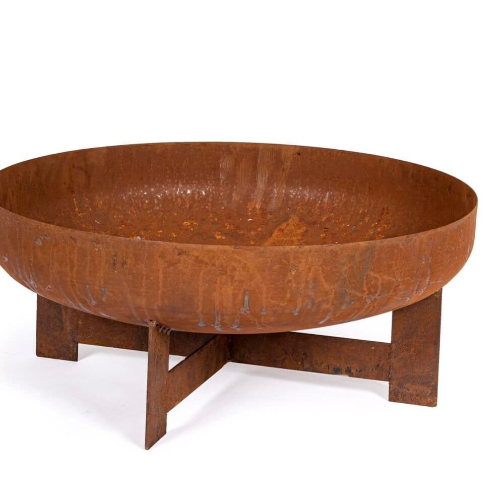 Vasca di ferro arrugginito con supporto in legno, arredamento rustico e vintage.