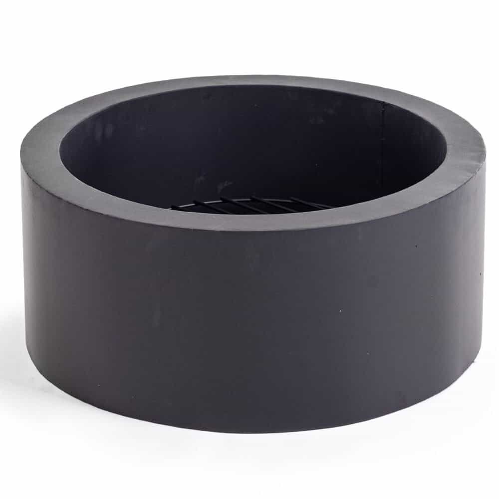 Braciere cilindrico in pietra naturale con griglia di cottura integrata, ideale per giardini e terrazze.