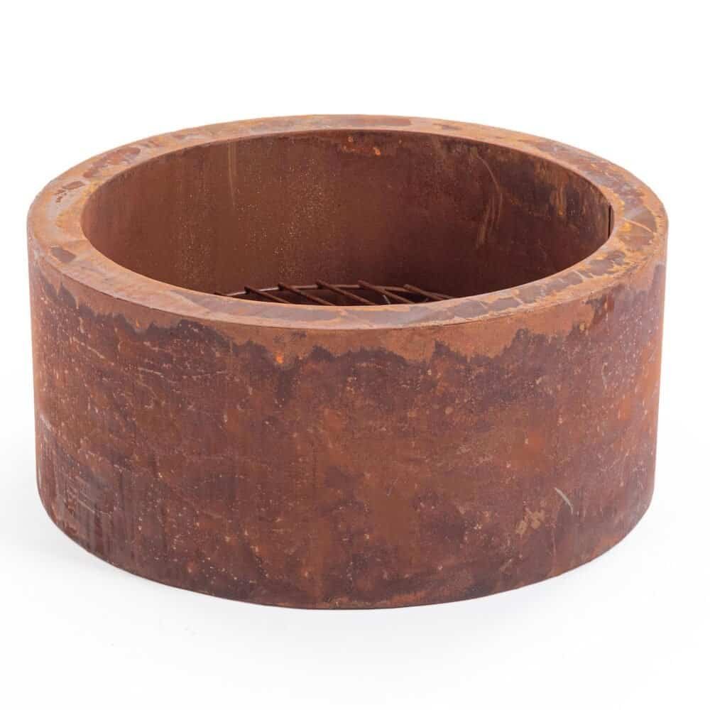 Focolare in terracotta rustica, perfetto per ambienti esterni e arredo rustico, con griglia interna per il fuoco.