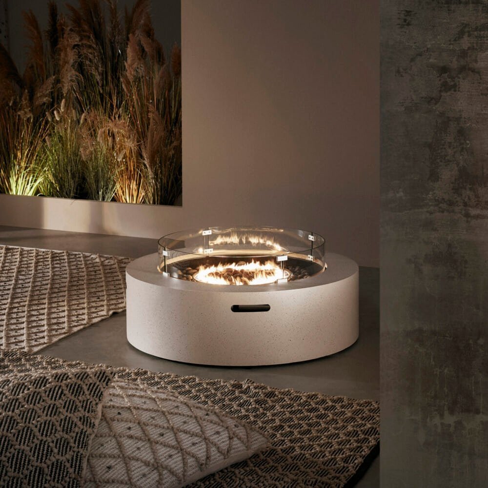 Focolare da giardino con design elegante, atmosfera calda e funzionalità moderna all'aperto.