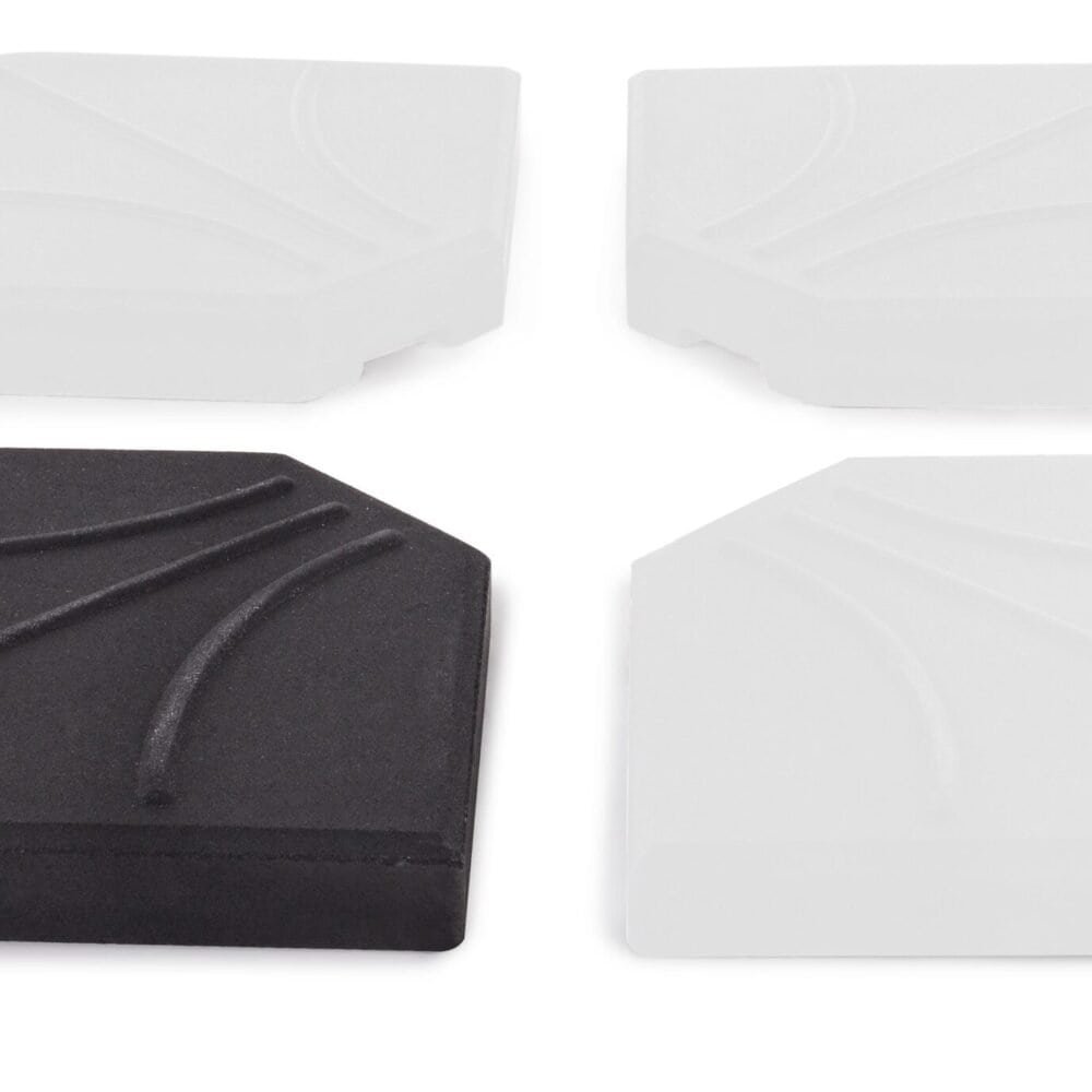 Sottobicchiere in silicone nero e bianco, resistente al calore e antigraffio, ideale per proteggere superfici e tavoli.