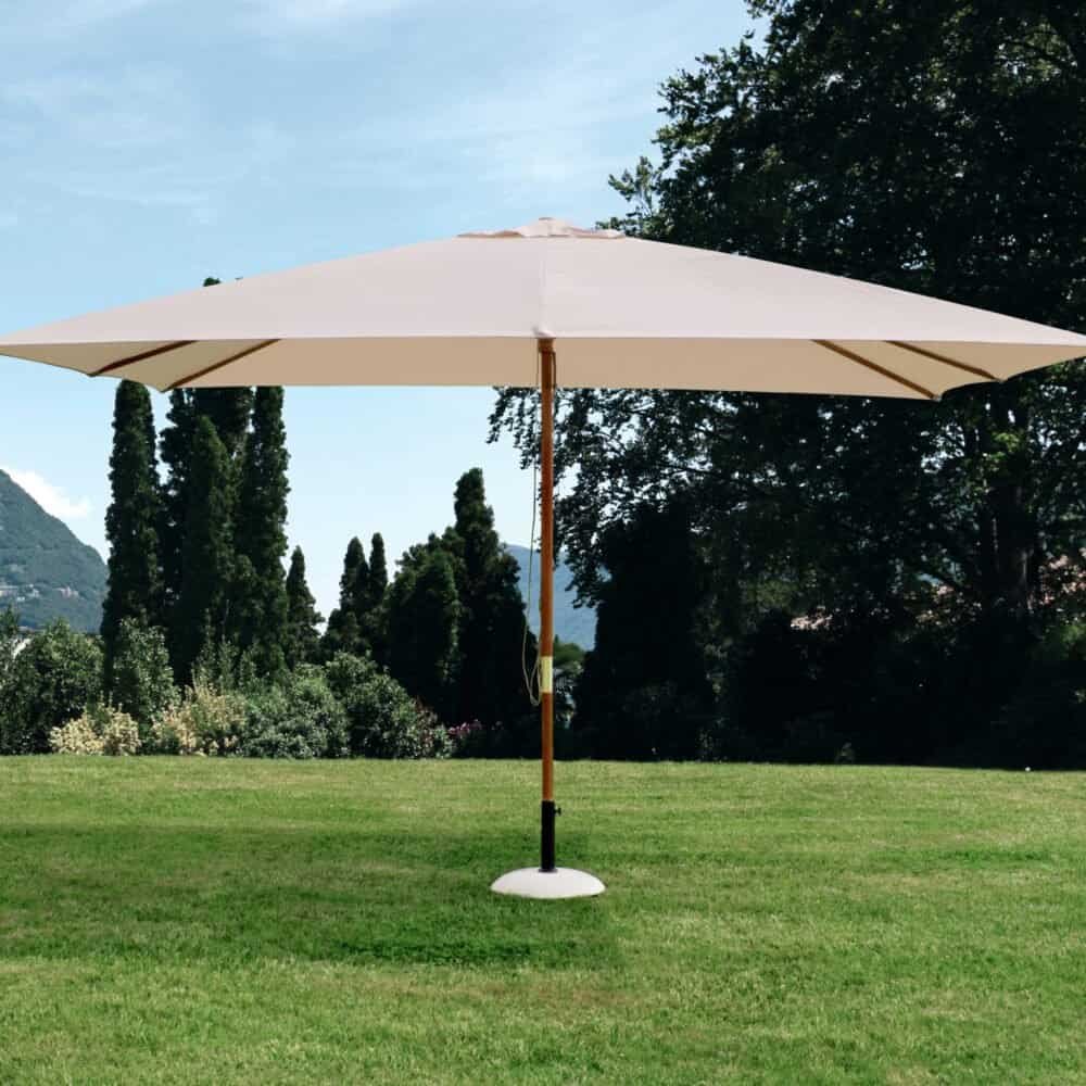 Ombrellone da giardino resistente con palo in legno e tessuto beige.