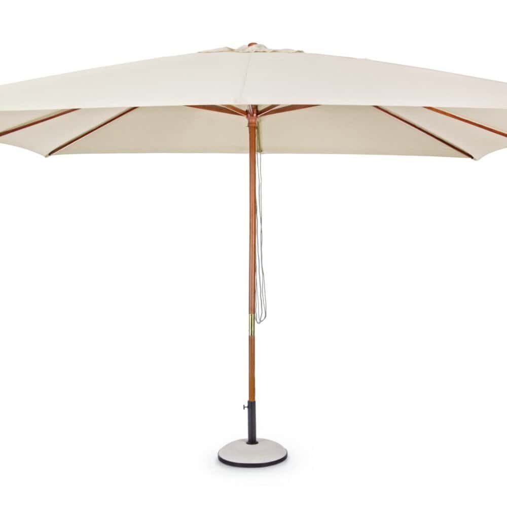 Ombrellone da esterno in tessuto beige con struttura in legno naturale e base stabile per giardini e terrazzi.