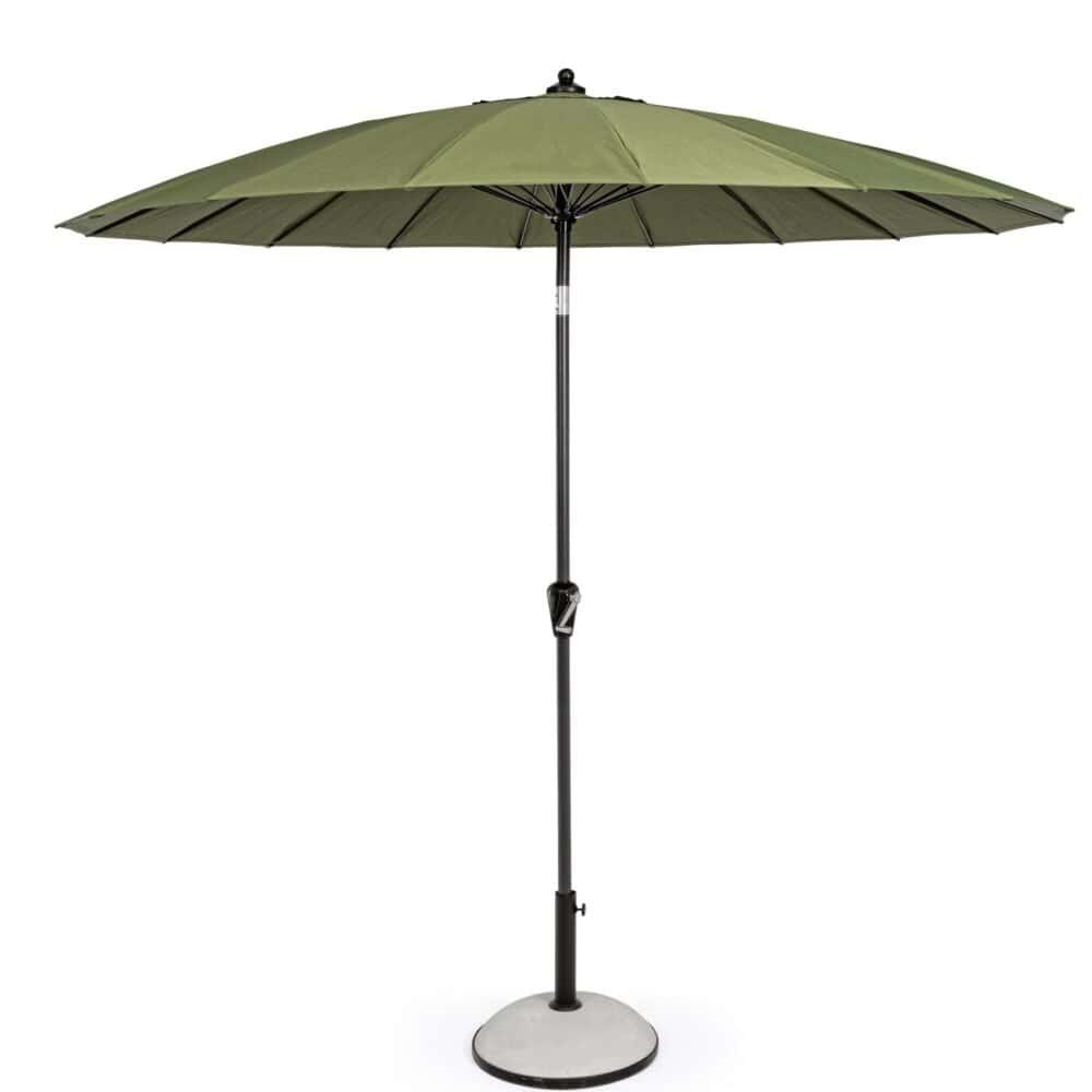 Ombrello da esterno con palo regolabile e base stabile, ideale per terrazzi e spazi outdoor.