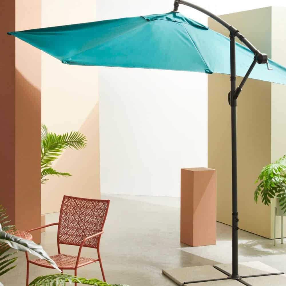 Alt text: Ombrellone da giardino blu con supporto metallico in stile moderno.