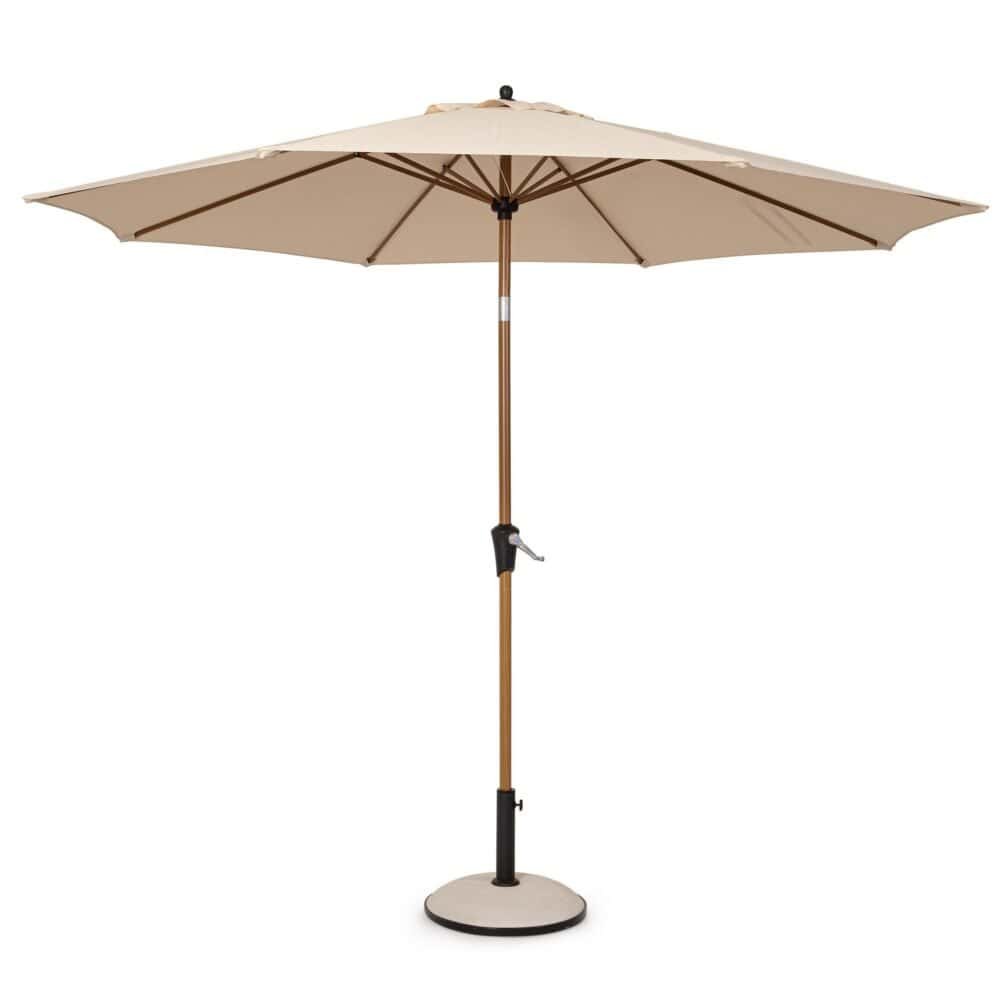 Ombrellone da giardino beige con supporto in legno e base stabile.