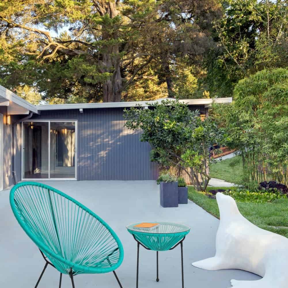 Mobili da esterno moderni e confortevoli in un giardino tranquillo e naturale.