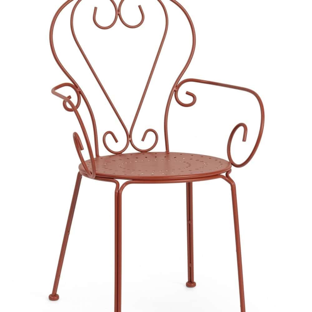 Sedia in ferro colorato con design romantico e dettagli intricati, perfetta per interni ed esterni.