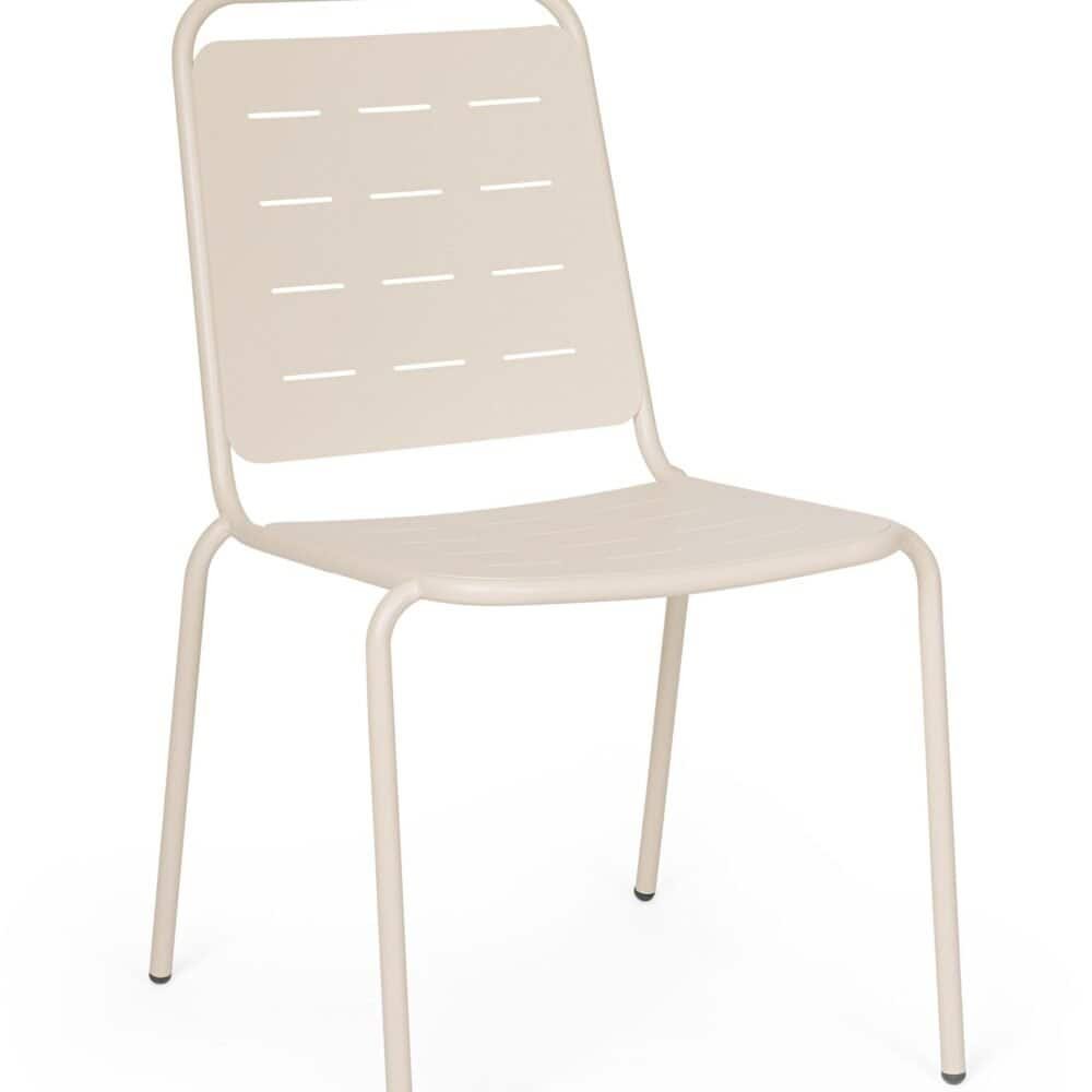 Sedia in metallo beige con struttura leggera e design minimalista, ideale per interni e esterni.
