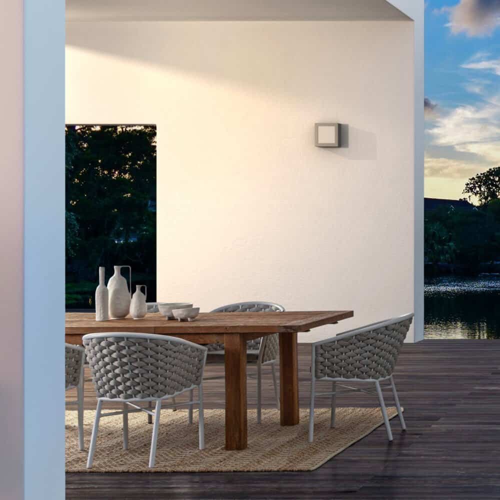 Mobili da esterno in rattan e legno a terra.