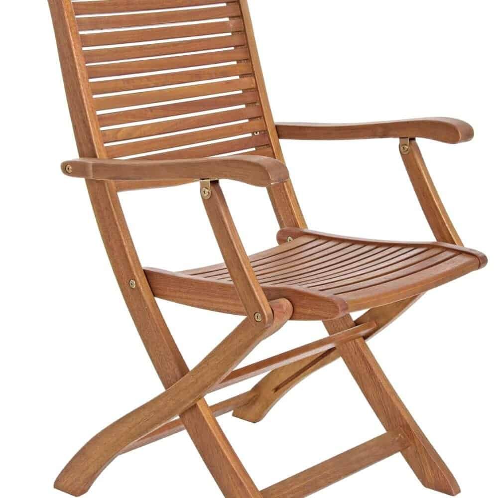 Sedia da giardino in legno con braccioli, robusta e versatile, perfetta per allestimenti outdoor.