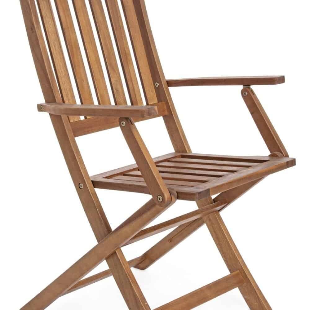 Sedia in legno naturale, pieghevole e resistente, perfetta per giardini e terrazzi.
