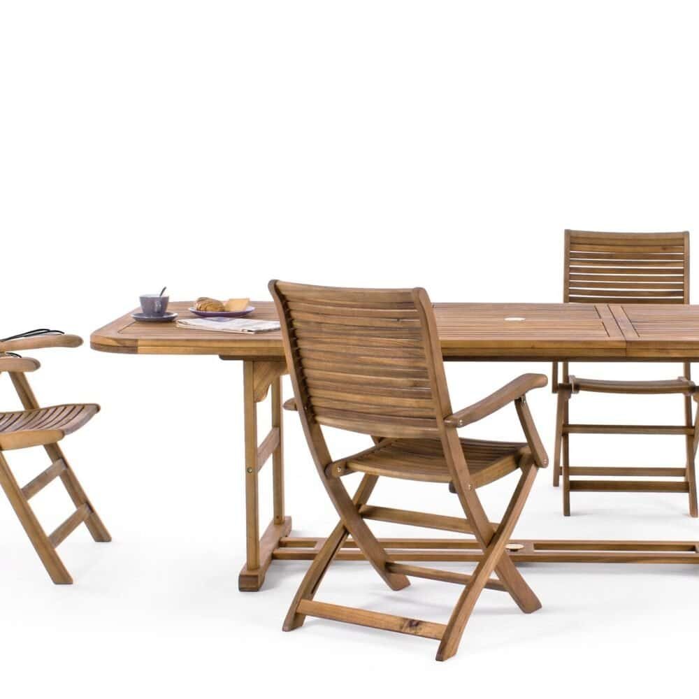 Sedie e tavolo in legno per arredo esterno e giardino.