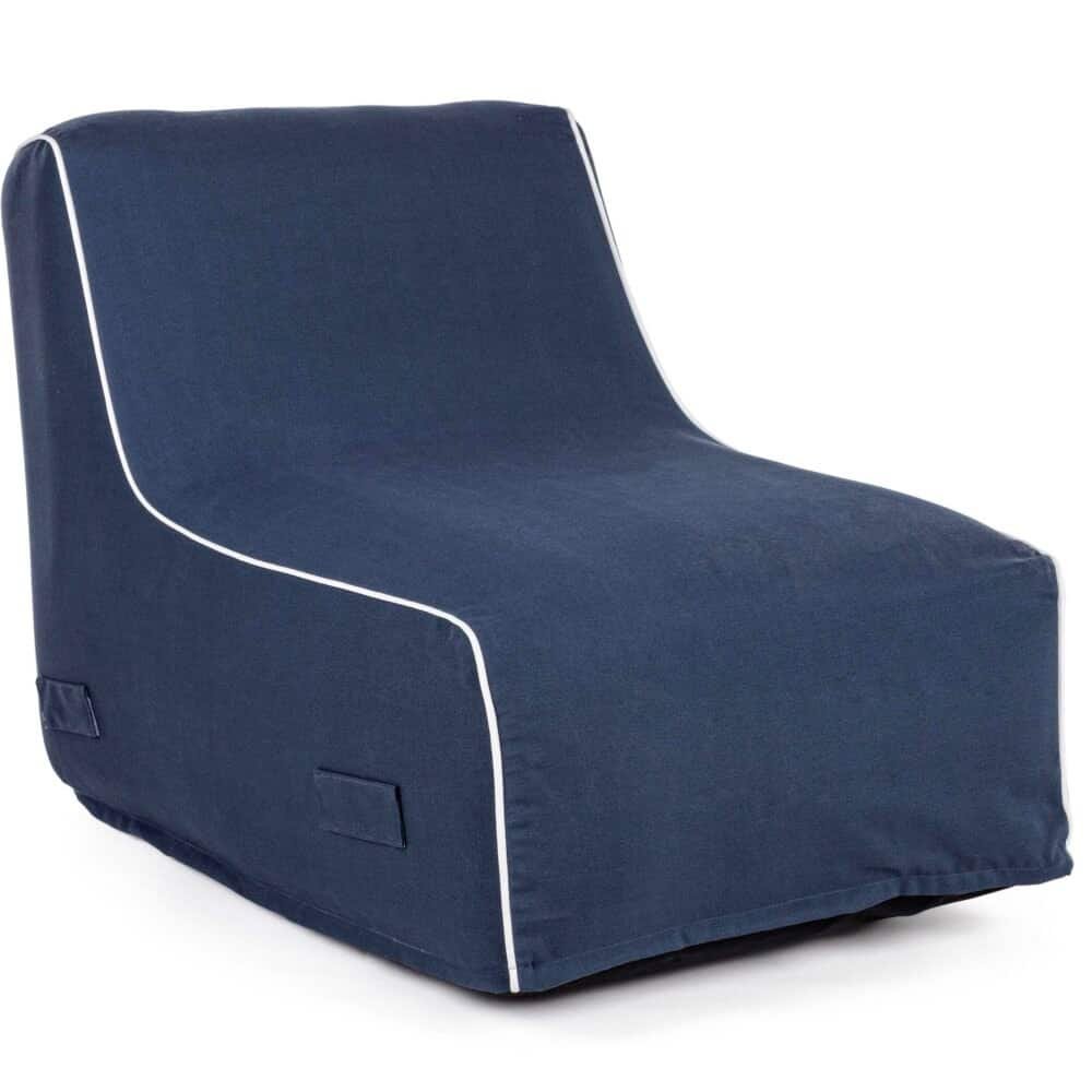 Poltrona letto blu con rivestimento resistente e comfort elevato, ideale per soggiorni e camere da letto.