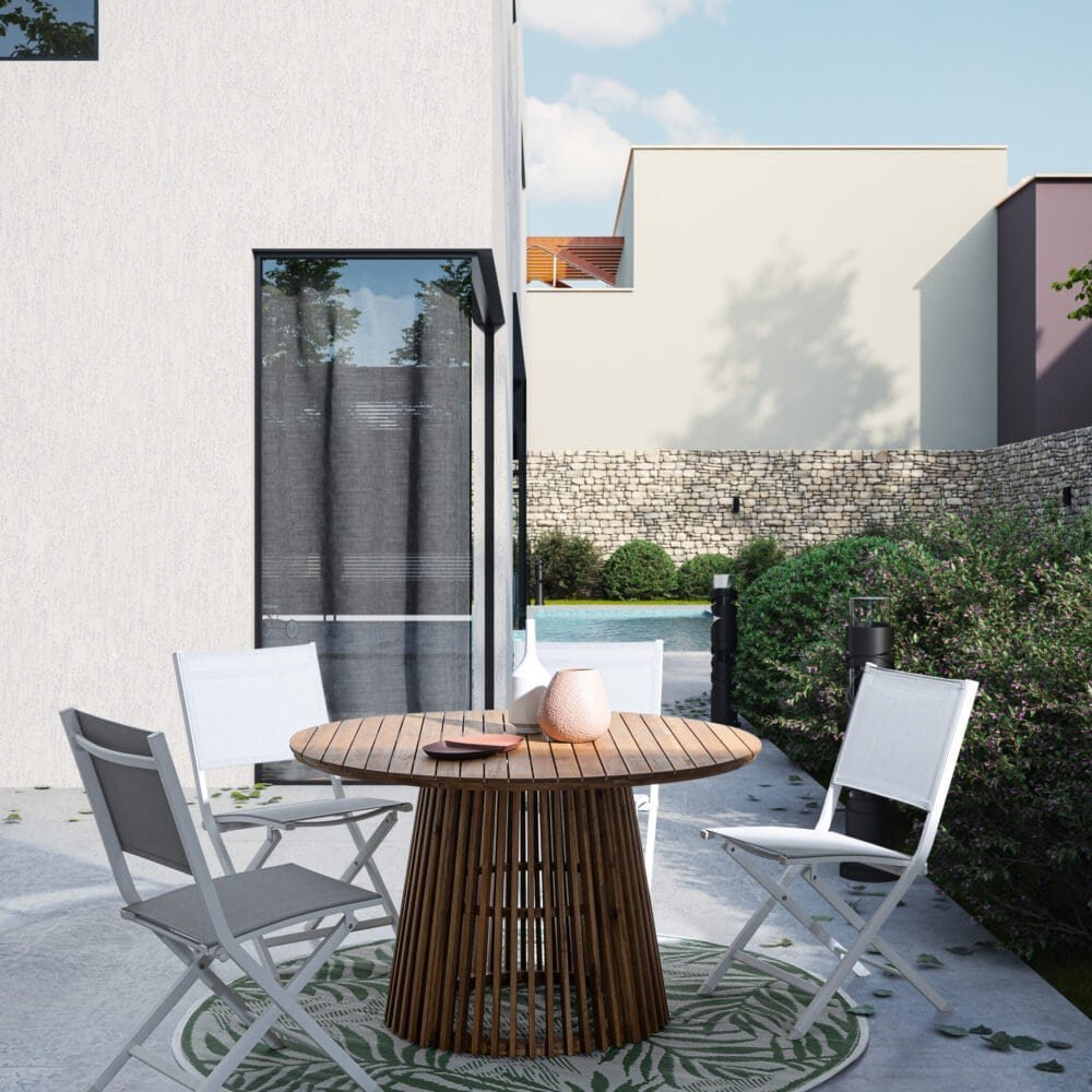 Alt: Tavolo da esterno con sedie bianche e decorazioni in stile minimalista, perfetto per giardino o terrazza.