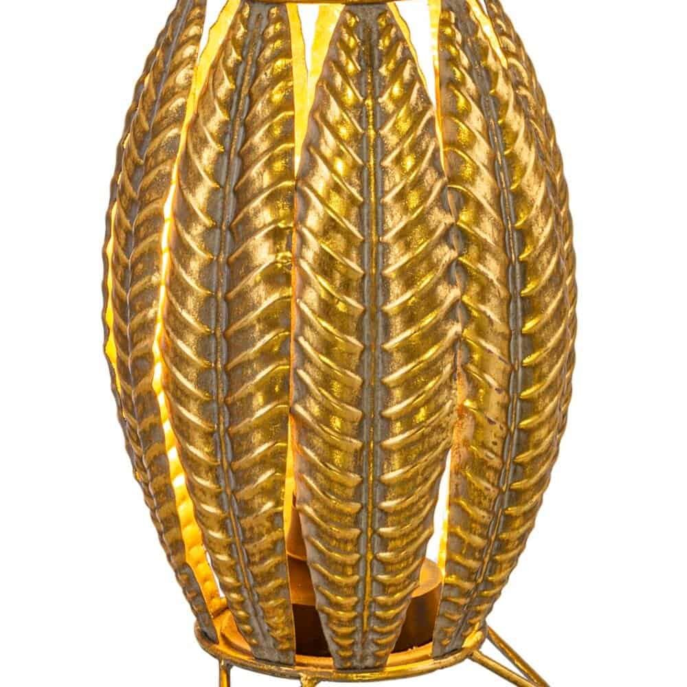 Lanterne in stile vintage con dettagli in metallo dorato, ottima decorazione per ambienti eleganti.