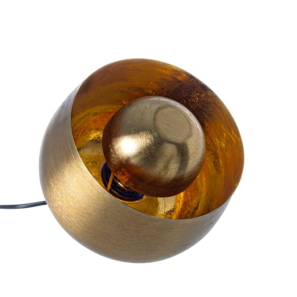 Lampada da tavolo moderna con finitura dorata, stile elegante e unico per arredamento di lusso.