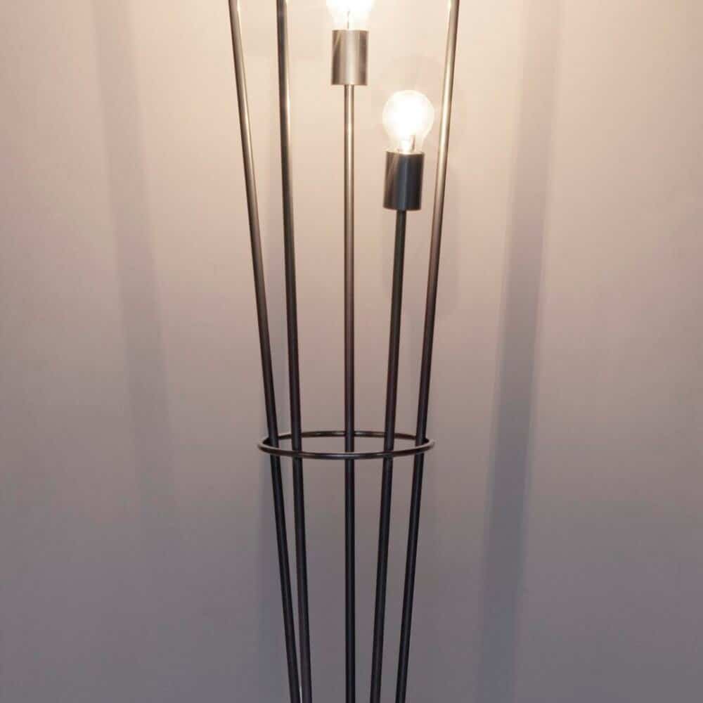 Luce LED decorativa in stile moderno con struttura in metallo e base rotonda, ideale per illuminazione di design.