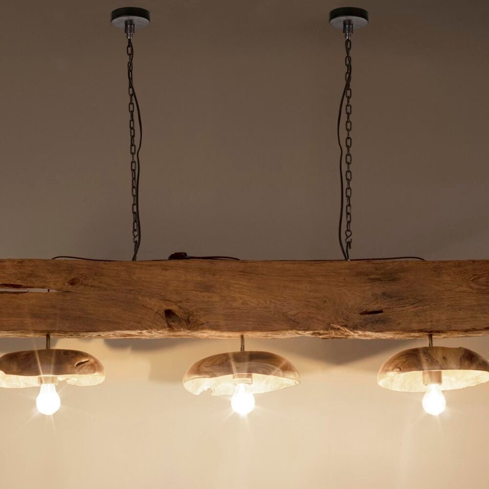 Lampada rustica in legno con illuminazione calda, ideale per arredi interni eleganti e sostenibili.