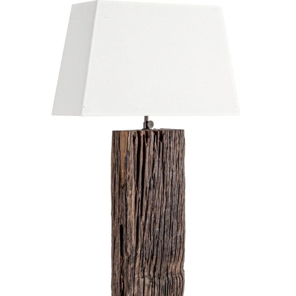 Lumiera da tavolo con base in legno rustico e paralume in tessuto bianco, design naturale e moderno.