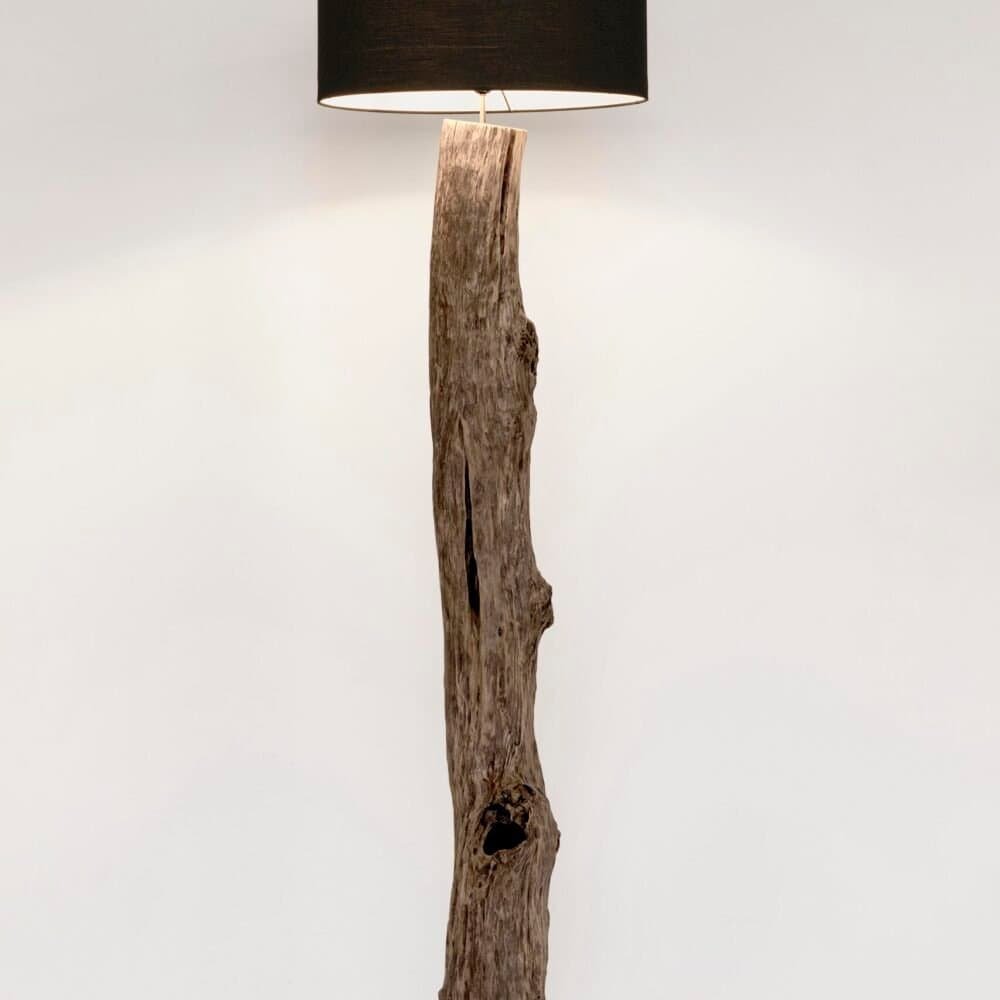 Lampada da terra in legno naturale, stile moderno con paralume nero per arredamento di design.