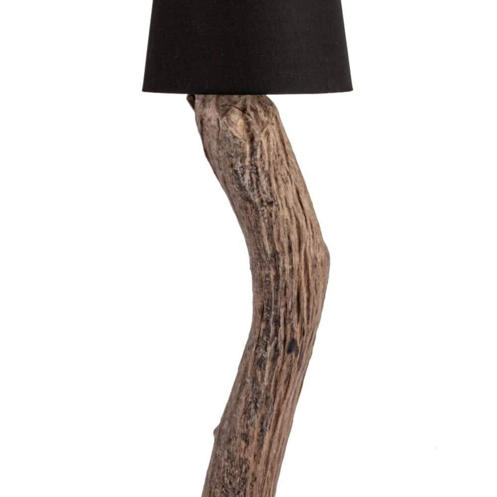 Lampa da terra con base in legno rustico e paralume nero elegante.
